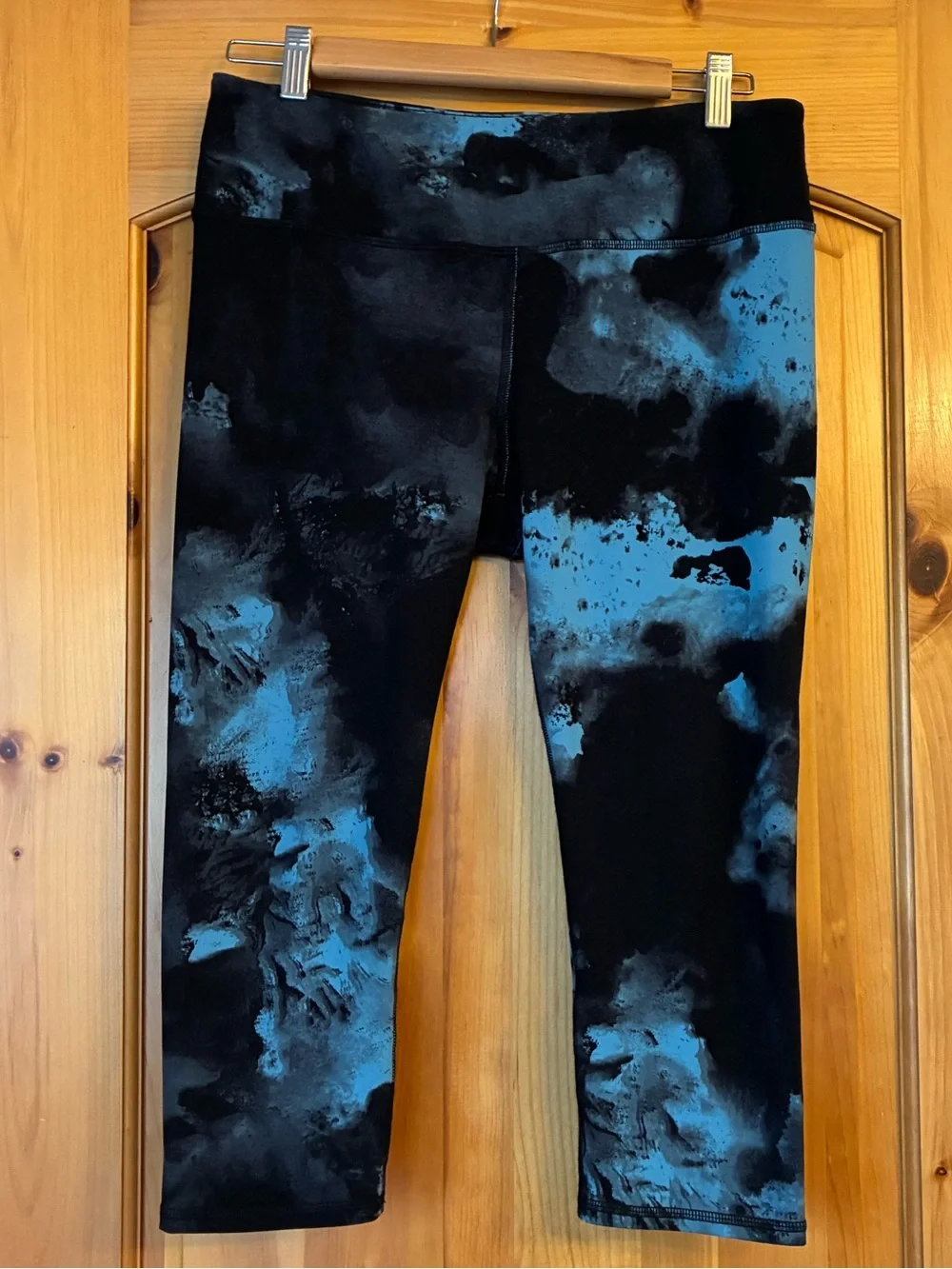 ALO Yoga Women’s Black & Blue Tie-Dye Print Capri Leggings